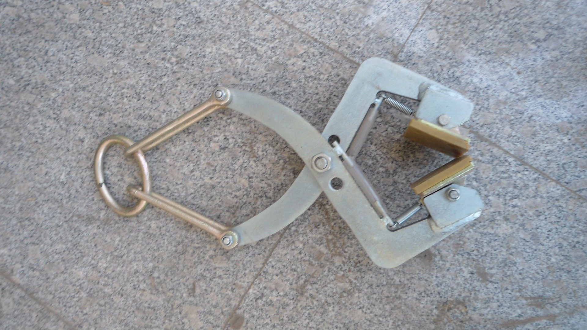 加重加厚S型大理石板吊具/玻璃夾具-河北東圣吊索具制造有限公司-石材夾具_(dá)小型攪拌機(jī)_手動(dòng)叉車_液壓堆高車 加重加厚S型大理石板吊具/玻璃夾具-河北東圣吊索具制造有限公司-石材夾具_(dá)小型攪拌機(jī)_手動(dòng)叉車_液壓堆高車