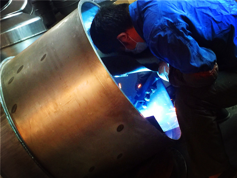 滾筒小型攪拌機焊接車間焊接焊接過程展示--河北東圣吊索具制造有限公司--小型攪拌機|石材夾具|液壓堆高車|手動叉車 滾筒小型攪拌機焊接車間焊接焊接過程展示--河北東圣吊索具制造有限公司--小型攪拌機|石材夾具|液壓堆高車|手動叉車