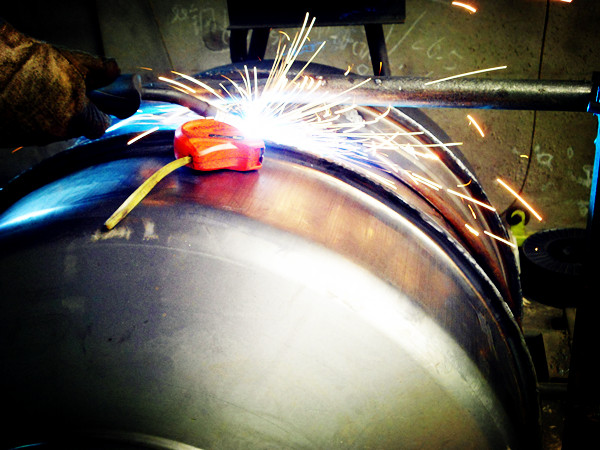 小型砂漿攪拌車45號鋼攪拌滾筒焊接現場--河北東圣吊索具制造有限公司--小型攪拌機|石材夾具|液壓堆高車|手動叉車 小型砂漿攪拌車45號鋼攪拌滾筒焊接現場--河北東圣吊索具制造有限公司--小型攪拌機|石材夾具|液壓堆高車|手動叉車