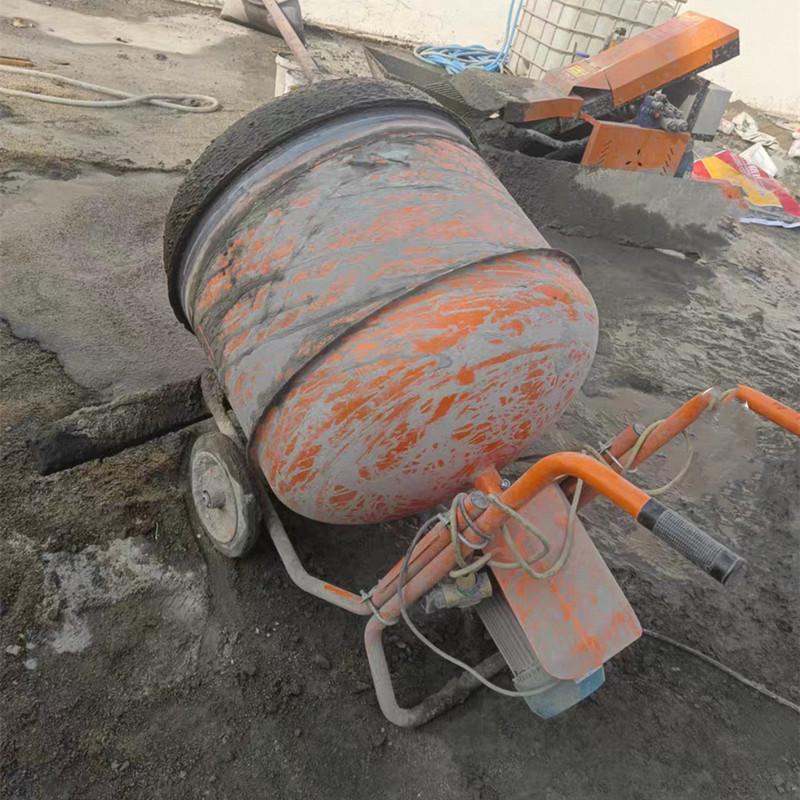 臥式小型攪拌機攪拌好的水泥砂漿不能倒入小推車里面